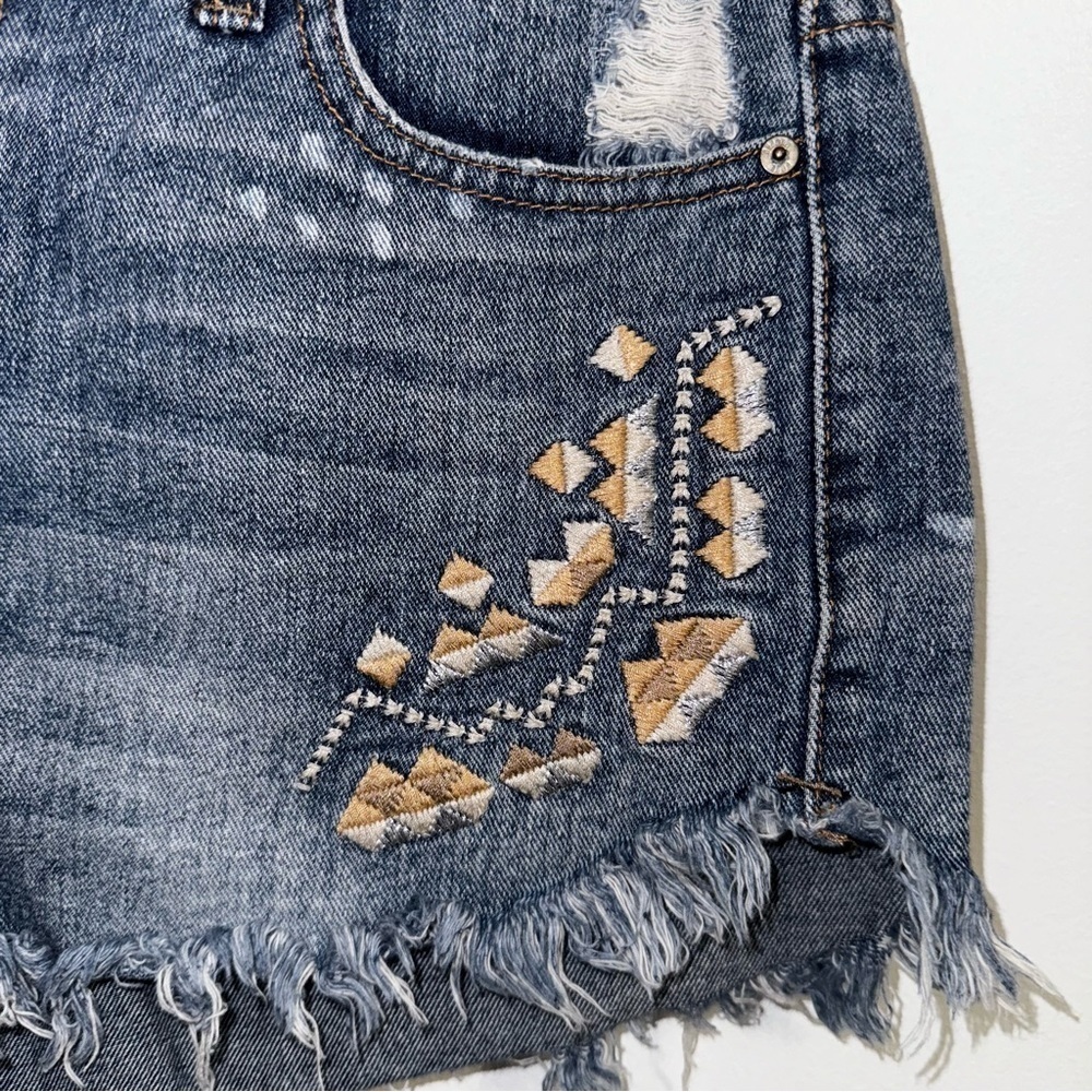 Free People Tulum Embroidered Denim Shorts
Boho Aztec Denim Shorts size 26 - Picture 4 of 9